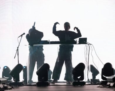 El poderoso regreso de RØZ: debut estelar en el Pabellón Oeste, precursor de una explosiva actuación en Coachella 2026.