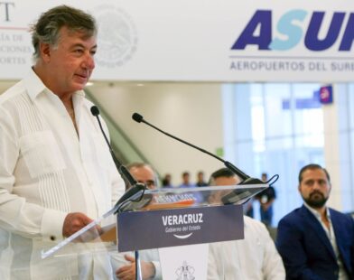 La poderosa mano detrás de la banca: el empresario mexicano que asesta un golpe al mercado financiero con su estratégica adquisición.