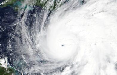 La tempestad de la devastación: Huracán categoría 4 azota a Jamaica y deja un rastro de destrucción en su paso.
