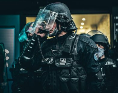 Pánico en la Estación de París: Policías actúan con rapidez para evitar ataque letal al disparar a agresor armado con cuchillo